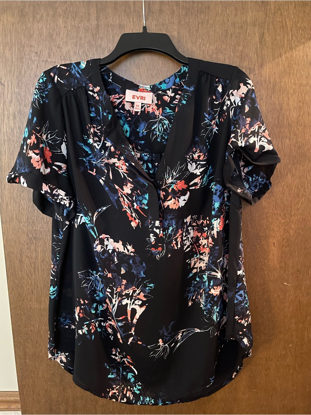 EVRI Black Floral V‑Neck Short Sleeve Blouse